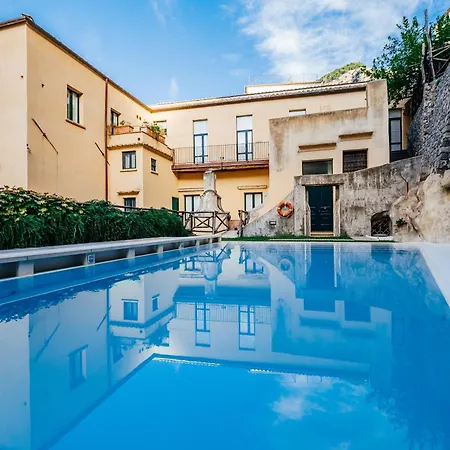 招待所 With Pool 4*