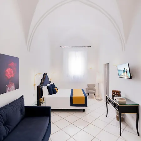 Apartment With Pool