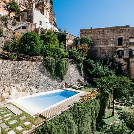 招待所 With Pool 4*