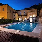 With Pool Амальфи